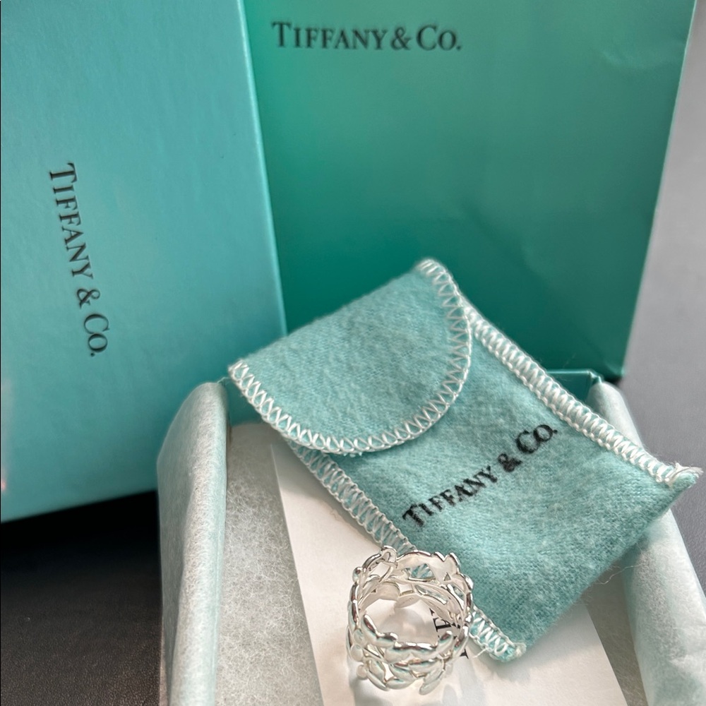 Elegant Silver Leaf Ring